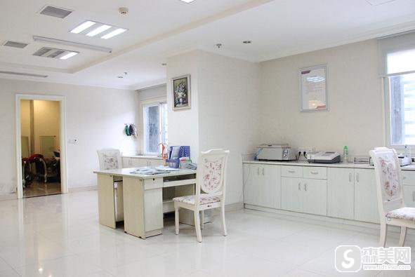 重庆爱思特整形美容医院的口碑怎么样？医生信息,附隆鼻术后果图