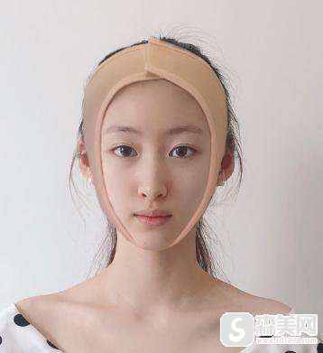 看到了明星金智媛整容前后照片，找到了广州美恩做轮廓