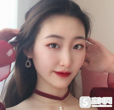 看到了明星金智媛整容前后照片，找到了广州美恩做轮廓