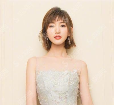 “钟晓芹”整容过吗？给好奇的你推送上它，一起来看看之前的她是什么样子的，和现在的差距有较为大吗？
